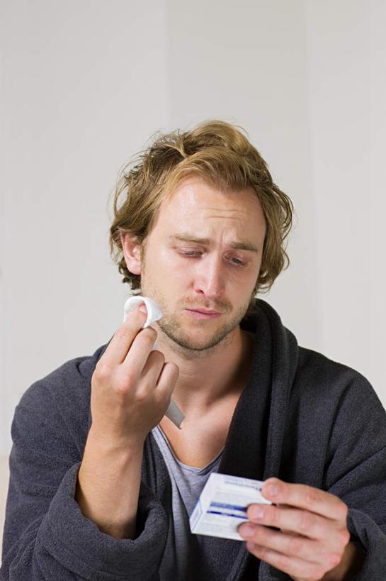 西方人,胡须,一个人,站,竖图,室内,白天,正面,生活用品,欧洲,欧洲人,仅一个男性,仅一个人,擦,抚摸,灰色背景,睡衣,纸,墙,注视,墙壁,墙面,仅一个年轻男性,灰色,纸巾,日用品,观察,看,站着,擦拭,卫生纸,观看,察看,关注,寝衣,生活用纸,揩擦,拭,男人,男性,年轻男性,白种人,胡子,络腮胡,站立,半身,彩图,轻抚