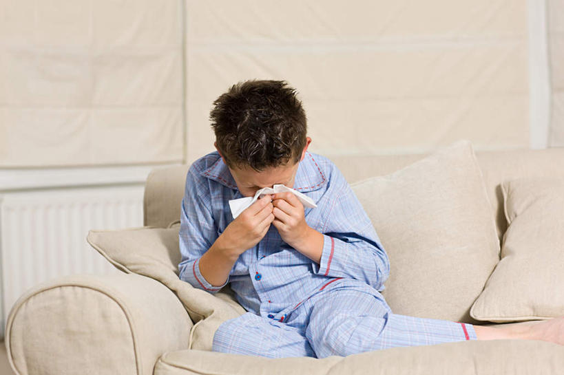 西方人,儿童,一个人,坐,闭眼,横图,室内,白天,正面,纯洁,靠垫,沙发,生活用品,欧洲,欧洲人,仅一个男性,仅一个人,擦,抚摸,睡衣,纸,墙,靠枕,墙壁,墙面,两个,一个,小孩,蓝色,白色,垫子,枕头,纸巾,日用品,仅一个小孩,可爱,童年,童趣,擦拭,单个,卫生纸,感冒,布艺沙发,童真,烂漫,无邪,寝衣,伤风,生活用纸,揩擦,拭,天真,男孩,男人,男性,白种人,孩子,闭眼睛,闭着眼,闭着眼睛,坐着,彩图,全身,男生,轻抚