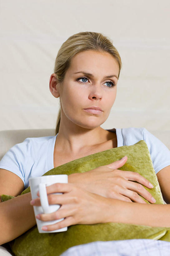 西方人,一个人,坐,竖图,室内,白天,正面,靠垫,杯子,欧洲,欧洲人,仅一个年轻女性,仅一个女性,仅一个人,握,服装,生气,瓷器,墙,咖啡杯,靠枕,陶瓷制品,注视,休闲装,墙壁,墙面,一个,衣服,绿色,灰色,垫子,枕头,观察,看,休闲,休闲服,握着,服饰,单个,观看,察看,气愤,关注,瓷杯,负气,怄气,年轻女性,女人,女性,白种人,坐着,半身,彩图