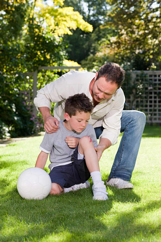 西方人,儿童,两个人,家庭,父亲,儿子,坐,蹲,竖图,室外,白天,正面,锻炼,纯洁,成功,运动,合作,团队,信心,竞争,橄榄球,草地,草坪,植物,欧洲,欧洲人,阴影,服装,检查,光线,影子,速度,注视,休闲装,运动器械,队伍,草,树,树木,一个,小孩,衣服,绿色,阳光,自然,低头,观察,看,休闲,温暖,温馨,父子,一家人,休闲服,健身器械,父爱,可爱,力量,平衡,童年,童趣,服饰,生长,单个,成长,观看,协调,和睦,察看,伤口,成就,关注,受伤,健身器材,灵敏,合伙,童真,烂漫,无邪,柔韧,美式橄榄球,耐力,体育,天真,美式足球,男孩,男人,男性,中年男性,白种人,孩子,年轻人,蹲着,坐着,彩图,全身,健身,融洽,运动器材,男生