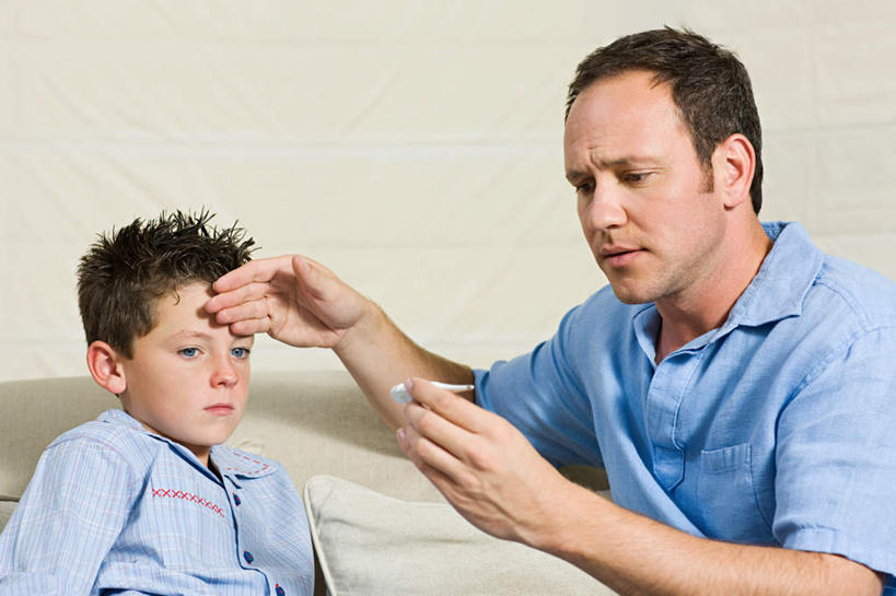 西方人,儿童,两个人,家庭,父亲,儿子,客厅,坐,摸,横图,室内,白天,正面,纯洁,安全,靠垫,沙发,生活用品,欧洲,欧洲人,抚摸,睡衣,服装,医学,测量,器材,温度计,墙,靠枕,注视,休闲装,显示屏,墙壁,墙面,一个,小孩,衣服,白色,体温计,垫子,枕头,观察,看,休闲,温暖,温馨,父子,一家人,休闲服,父爱,可爱,童年,童趣,服饰,单个,观看,快速,温度,和睦,察看,感冒,医疗,卫生,准确,起居室,体温,关注,精度,精准,发烧,电子温度计,电子体温计,布艺沙发,童真,烂漫,无邪,流感,物理,感温头,温度传感器,读数,快捷,医用温度计,量温棒,热电偶,寝衣,发热,客堂,天真,男孩,男人,男性,中年男性,白种人,孩子,年轻人,触摸,接触,坐着,半身,彩图,融洽,男生