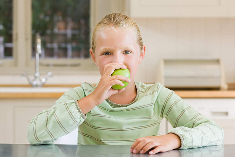 西方人,儿童,一个人,坐,吃,横图,室内,白天,正面,纯洁,植物,餐桌,厨房,窗户,桌子,苹果,水果,欧洲,欧洲人,仅一个女性,仅一个人,握,阴影,服装,朦胧,模糊,新鲜,反射,水龙头,影子,生食,食品,果实,注视,休闲装,开关,玻璃窗,树,树木,食物,一个,小孩,衣服,绿色,自然,打开,观察,看,仅一个小孩,休闲,休闲服,可爱,童年,童趣,握着,服饰,有机食品,绿色食品,生长,单个,成长,餐台,观看,阀门,察看,开启,关注,童真,烂漫,无邪,水咀,天真,女孩,女人,女性,白种人,孩子,嚼,食,坐着,半身,彩图,灶间,女生