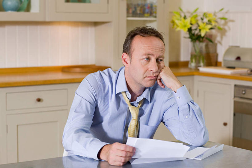 西方人,一个人,商务人士,商务男性,坐,横图,室内,白天,正面,衬衫,餐桌,厨房,柜子,桌子,花瓶,欧洲,欧洲人,仅一个男性,仅一个人,仅一个中年男性,撑,套装,盛开,材料,档案,文件,墙,领带,储物柜,花蕾,托腮,注视,墙壁,墙面,玻璃制品,花,花瓣,花朵,鲜花,白色,玻璃瓶,瓶子,资料,花苞,花蕊,观察,看,托,思考,餐台,观看,察看,储存,关注,托下巴,文档,商务装,工薪阶层,思虑,储备,蕴藏,贮备,男人,男性,中年男性,白种人,白领,上班族,坐着,半身,彩图,衬衣,灶间,贮存