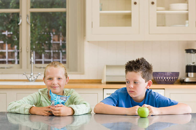 点心,西方人,儿童,两个人,家庭,坐,笑,微笑,横图,室内,白天,正面,纯洁,餐桌,厨房,柜子,桌子,苹果,水果,欧洲,欧洲人,握,服装,朦胧,模糊,新鲜,墙,生食,食品,果实,储物柜,注视,休闲装,薯片,墙壁,墙面,食物,一个,小孩,衣服,蓝色,绿色,白色,零食,观察,看,休闲,温暖,温馨,一家人,休闲服,可爱,童年,童趣,握着,服饰,有机食品,绿色食品,单个,餐台,观看,和睦,察看,储存,关注,童真,垃圾食品,烂漫,无邪,储备,蕴藏,贮备,天真,男孩,男人,男性,女孩,女人,女性,白种人,坐着,半身,彩图,灶间,融洽,贮存,男生,女生