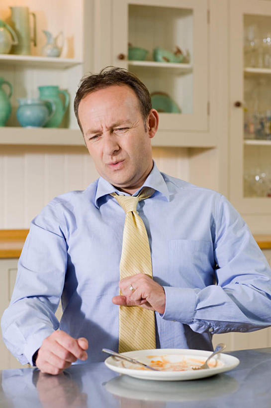 西方人,一个人,商务人士,商务男性,坐,竖图,室内,白天,正面,衬衫,绘画,柜子,餐具,欧洲,欧洲人,仅一个男性,仅一个人,仅一个中年男性,握,套装,彩绘,叉子,瓷器,刀叉,刀子,碟子,盘,陶瓷,领带,储物柜,注视,一个,盘子,碟,观察,看,疼痛,握着,单个,观看,悲伤,察看,陶艺,储存,关注,痛苦,餐刀,商务装,工薪阶层,餐叉,疾苦,苦楚,彩釉,储备,蕴藏,贮备,男人,男性,中年男性,白种人,白领,上班族,进餐用具,画画,坐着,半身,彩图,衬衣,贮存