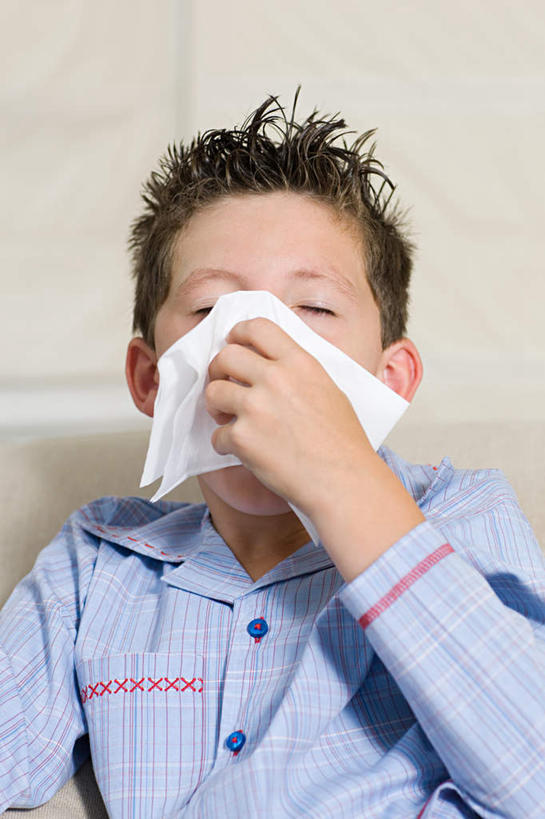 西方人,儿童,脸,头,脸颊,手,一个人,客厅,坐,闭眼,竖图,室内,特写,白天,正面,纯洁,沙发,生活用品,欧洲,欧洲人,仅一个男性,仅一个人,擦,抚摸,握,睡衣,纸,墙,肩膀,墙壁,墙面,一个,小孩,蓝色,白色,纸巾,日用品,仅一个小孩,手部,可爱,童年,童趣,擦拭,握着,单个,卫生纸,单手,感冒,起居室,布艺沙发,童真,烂漫,无邪,寝衣,客堂,伤风,生活用纸,揩擦,拭,天真,男孩,男人,男性,白种人,孩子,头部,脸部,脸蛋,面部,闭眼睛,闭着眼,闭着眼睛,坐着,半身,彩图,男生,轻抚