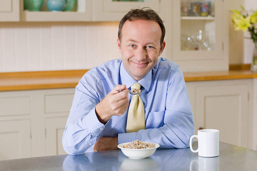 西方人,一个人,坐,笑,微笑,横图,室内,白天,正面,衬衫,早餐,餐桌,厨房,柜子,桌子,杯子,花瓶,欧洲,欧洲人,仅一个男性,仅一个人,仅一个中年男性,一堆,许多,握,堆叠,堆积,盛开,瓷器,勺子,陶瓷,墙,谷物,食品,咖啡杯,领带,陶瓷制品,储物柜,花蕾,美食,饮食,墙壁,墙面,玻璃制品,花,花瓣,花朵,鲜花,一个,白色,玻璃瓶,瓶子,容器,调羹,汤匙,碗,花苞,花蕊,握着,保健,单个,餐台,储藏,堆,麦片,储存,瓷杯,储备,蕴藏,贮备,男人,男性,中年男性,白种人,坐着,半身,彩图,衬衣,灶间,贮存