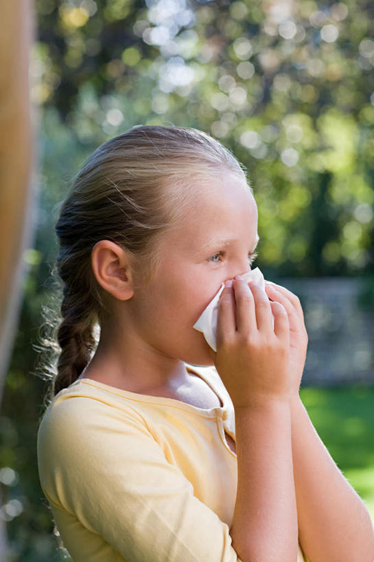 西方人,儿童,脸,头,脸颊,一个人,站,竖图,室外,特写,白天,侧面,纯洁,草地,草坪,植物,生活用品,欧洲,欧洲人,仅一个女性,仅一个人,擦,抚摸,阴影,服装,朦胧,模糊,光线,影子,纸,注视,休闲装,肩膀,草,树,树木,一个,小孩,衣服,绿色,阳光,自然,纸巾,日用品,观察,看,站着,仅一个小孩,休闲,休闲服,可爱,童年,童趣,擦拭,服饰,生长,单个,成长,卫生纸,观看,察看,感冒,关注,童真,烂漫,无邪,伤风,生活用纸,揩擦,拭,天真,女孩,女人,女性,白种人,孩子,头部,脸部,脸蛋,面部,站立,半身,彩图,女生,轻抚