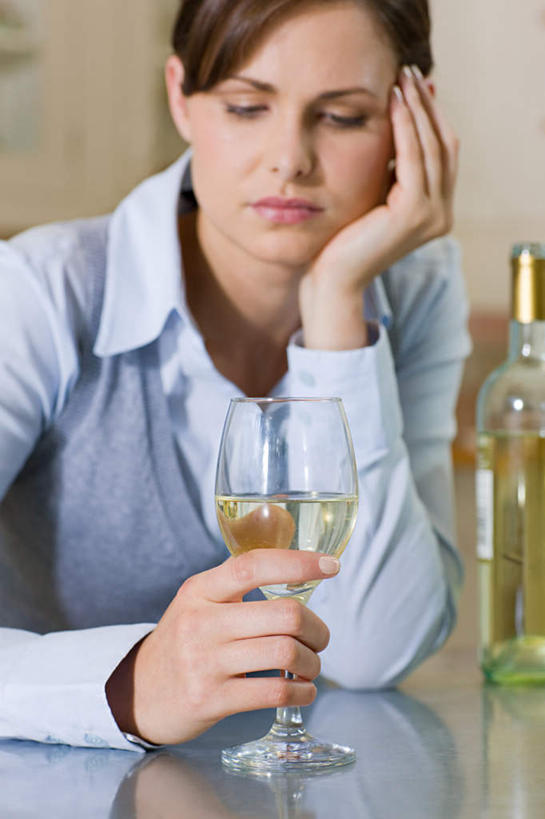 红酒,葡萄酒,西方人,一个人,坐,竖图,室内,白天,正面,餐桌,桌子,杯子,欧洲,欧洲人,仅一个年轻女性,仅一个女性,仅一个人,撑,握,服装,高脚杯,墙,红酒杯,白葡萄酒,酒类,红酒瓶,置物架,托腮,注视,休闲装,架子,墙壁,墙面,玻璃制品,酒,酒瓶,饮料,一个,衣服,白色,玻璃瓶,酒杯,瓶子,观察,看,托,休闲,休闲服,握着,服饰,单个,餐台,观看,察看,葡萄酒杯,葡萄酒瓶,关注,托下巴,陈列架,搁架,年轻女性,女人,女性,白种人,玻璃杯,坐着,半身,彩图