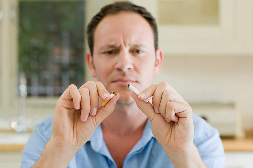 西方人,脸,头,脸颊,手,一个人,坐,横图,室内,特写,白天,正面,植物,厨房,窗户,柜子,香烟,欧洲,欧洲人,仅一个男性,仅一个人,仅一个中年男性,握,睡衣,朦胧,模糊,储物柜,注视,破坏,肩膀,玻璃窗,树,树木,一个,蓝色,绿色,自然,观察,看,手部,烟,握着,生长,单个,成长,观看,单手,损坏,察看,储存,关注,毁坏,寝衣,储备,蕴藏,贮备,男人,男性,中年男性,白种人,头部,脸部,脸蛋,面部,卷烟,烟草,纸烟,坐着,半身,彩图,灶间,贮存