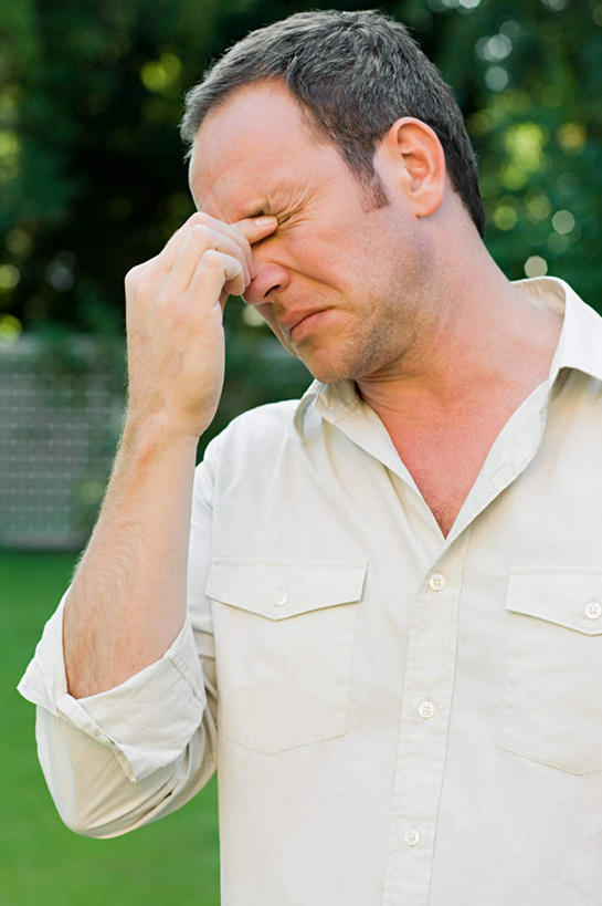 西方人,一个人,站,闭眼,摸,竖图,室外,白天,正面,植物,欧洲,欧洲人,仅一个男性,仅一个人,仅一个中年男性,抚摸,阴影,服装,朦胧,模糊,光线,影子,休闲装,树,树木,衣服,绿色,阳光,自然,站着,休闲,疼痛,休闲服,服饰,生长,成长,悲伤,痛苦,疾苦,苦楚,男人,男性,中年男性,白种人,闭眼睛,闭着眼,闭着眼睛,触摸,接触,站立,半身,彩图