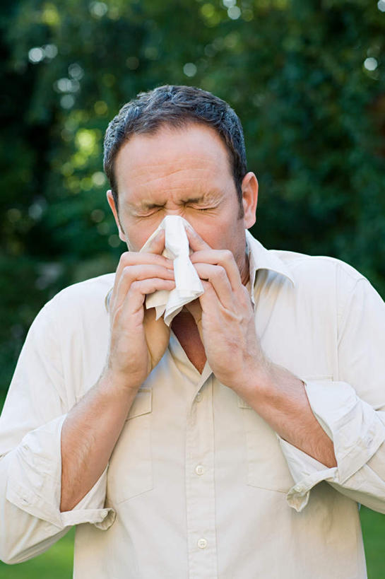 西方人,一个人,站,闭眼,摸,竖图,室外,白天,正面,植物,生活用品,欧洲,欧洲人,仅一个男性,仅一个人,仅一个中年男性,擦,抚摸,阴影,服装,朦胧,模糊,光线,影子,纸,休闲装,树,树木,一个,衣服,绿色,阳光,自然,纸巾,日用品,站着,休闲,疼痛,休闲服,擦拭,服饰,生长,单个,成长,卫生纸,悲伤,感冒,痛苦,疾苦,苦楚,伤风,生活用纸,揩擦,拭,男人,男性,中年男性,白种人,闭眼睛,闭着眼,闭着眼睛,触摸,接触,站立,半身,彩图,轻抚