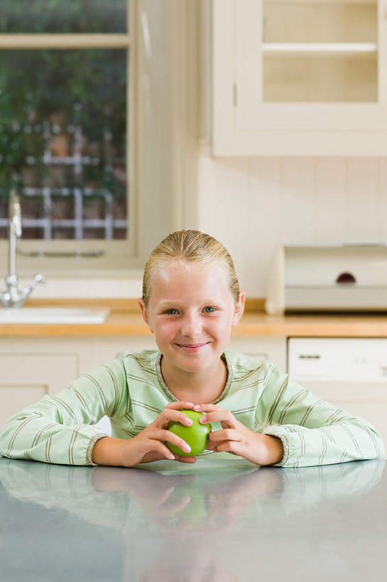 西方人,儿童,一个人,坐,竖图,室内,白天,正面,纯洁,植物,餐桌,厨房,窗户,桌子,苹果,水果,欧洲,欧洲人,仅一个女性,仅一个人,握,阴影,服装,朦胧,模糊,新鲜,反射,水龙头,影子,生食,食品,果实,注视,休闲装,开关,玻璃窗,树,树木,食物,一个,小孩,衣服,绿色,自然,打开,观察,看,仅一个小孩,休闲,休闲服,可爱,童年,童趣,握着,服饰,有机食品,绿色食品,生长,单个,成长,餐台,观看,阀门,察看,开启,关注,童真,烂漫,无邪,水咀,天真,女孩,女人,女性,白种人,孩子,坐着,半身,彩图,灶间,女生