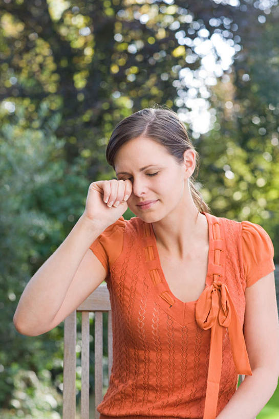 西方人,一个人,站,闭眼,竖图,室外,白天,正面,草地,草坪,植物,欧洲,欧洲人,仅一个年轻女性,仅一个女性,仅一个人,擦,抚摸,阴影,服装,朦胧,模糊,光线,影子,休闲装,草,树,树木,衣服,绿色,阳光,自然,站着,休闲,休闲服,橙色,擦拭,服饰,生长,成长,揩擦,拭,年轻女性,女人,女性,白种人,闭眼睛,闭着眼,闭着眼睛,站立,半身,彩图,轻抚