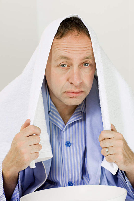 西方人,一个人,站,竖图,室内,白天,正面,欧洲,欧洲人,仅一个男性,仅一个人,仅一个中年男性,一条,握,睡衣,纺织物,水槽,墙,注视,水斗,墙壁,墙面,蓝色,白色,毛巾,观察,看,清洁,站着,生病,握着,遮,遮掩,观看,保暖,察看,掩盖,遮挡,关注,透气,遮盖,防水,掩饰,寝衣,储水,耐磨,吸水,男人,男性,中年男性,白种人,站立,半身,彩图