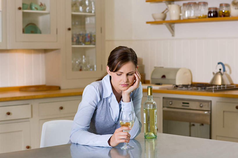 红酒,葡萄酒,西方人,一个人,坐,横图,室内,白天,正面,餐桌,柜子,桌子,杯子,厨具,欧洲,欧洲人,仅一个年轻女性,仅一个女性,仅一个人,撑,握,服装,高脚杯,壶,墙,红酒杯,白葡萄酒,酒类,储物柜,红酒瓶,置物架,托腮,注视,休闲装,架子,墙壁,墙面,玻璃制品,酒,酒瓶,水壶,饮料,一个,衣服,白色,玻璃瓶,茶壶,酒杯,瓶子,容器,观察,看,托,休闲,休闲服,握着,服饰,单个,餐台,观看,灶具,察看,葡萄酒杯,葡萄酒瓶,储存,关注,托下巴,燃气灶,陈列架,燃气具,搁架,储备,蕴藏,贮备,年轻女性,女人,女性,白种人,玻璃杯,坐着,半身,彩图,贮存