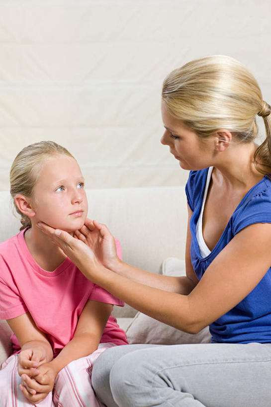 西方人,儿童,两个人,家庭,母亲,女儿,客厅,坐,摸,竖图,室内,白天,正面,纯洁,沙发,欧洲,欧洲人,抚摸,睡衣,服装,墙,注视,休闲装,相视,墙壁,墙面,小孩,衣服,蓝色,白色,观察,看,休闲,温暖,温馨,母女,一家人,面对面,休闲服,可爱,母爱,童年,童趣,服饰,观看,对视,和睦,察看,起居室,互视,关注,相对,布艺沙发,童真,烂漫,无邪,相看,寝衣,客堂,天真,年轻女性,女孩,女人,女性,白种人,孩子,年轻人,触摸,接触,坐着,半身,彩图,融洽,女生