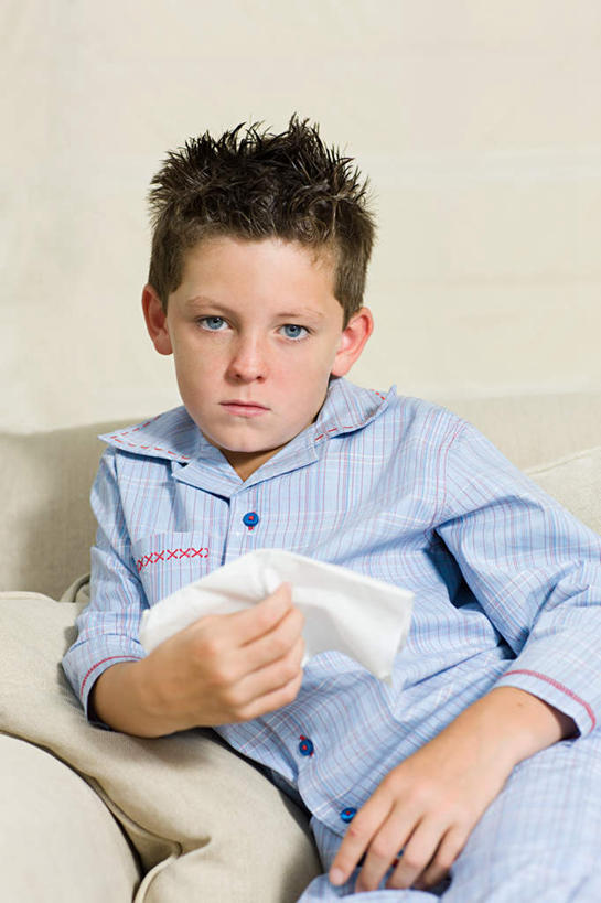 西方人,儿童,一个人,客厅,坐,竖图,室内,白天,正面,纯洁,靠垫,沙发,生活用品,欧洲,欧洲人,仅一个男性,仅一个人,握,睡衣,纸,墙,靠枕,注视,墙壁,墙面,一个,小孩,蓝色,白色,垫子,枕头,纸巾,日用品,观察,看,仅一个小孩,可爱,童年,童趣,握着,单个,卫生纸,观看,察看,感冒,起居室,关注,布艺沙发,童真,烂漫,无邪,寝衣,客堂,伤风,生活用纸,天真,男孩,男人,男性,白种人,孩子,坐着,半身,彩图,男生