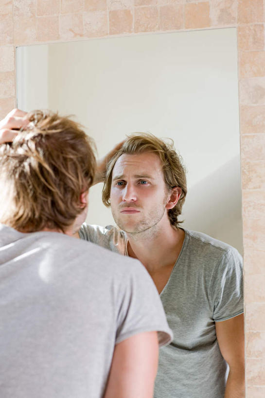 西方人,一个人,站,摸,竖图,室内,白天,镜子,卫生间,浴室,欧洲,欧洲人,仅一个男性,仅一个人,抚摸,服装,墙,注视,休闲装,墙壁,墙面,仅一个年轻男性,背面,衣服,观察,看,站着,休闲,休闲服,服饰,观看,镜像,察看,镜面,关注,男人,男性,年轻男性,白种人,淋浴房,触摸,接触,站立,半身,彩图,沐浴间,沐浴室