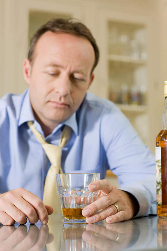 威士忌,西方人,一个人,商务人士,商务男性,坐,竖图,室内,白天,正面,衬衫,失败,餐桌,厨房,柜子,桌子,杯子,花瓶,欧洲,欧洲人,仅一个男性,仅一个人,仅一个中年男性,握,套装,沮丧,盛开,墙,领带,酒类,储物柜,花蕾,注视,墙壁,墙面,玻璃制品,酒,酒瓶,花,花瓣,花朵,鲜花,饮料,一个,白色,玻璃瓶,瓶子,水杯,花苞,花蕊,观察,看,难受,无奈,握着,单个,餐台,观看,失望,悲伤,察看,伤心,难过,储存,关注,失落,商务装,工薪阶层,颓废,挫败,受挫,落败,落空,错过,失足,失意,失策,失算,颓丧,衰颓,悲哀,懊丧,颓靡,气馁,丧气,烈酒,储备,蕴藏,贮备,败北,挫折,失利,男人,男性,中年男性,白种人,白领,上班族,玻璃杯,坐着,半身,彩图,衬衣,灶间,贮存