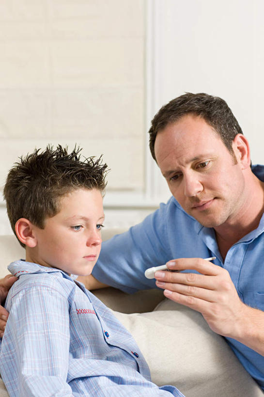 西方人,儿童,两个人,家庭,父亲,儿子,客厅,坐,竖图,室内,白天,正面,纯洁,安全,沙发,生活用品,欧洲,欧洲人,握,睡衣,服装,医学,测量,器材,温度计,墙,注视,休闲装,显示屏,墙壁,墙面,一个,小孩,衣服,蓝色,白色,体温计,观察,看,休闲,温暖,温馨,父子,一家人,休闲服,父爱,可爱,童年,童趣,握着,服饰,单个,观看,快速,温度,和睦,察看,感冒,医疗,卫生,准确,起居室,体温,关注,精度,精准,发烧,电子温度计,电子体温计,布艺沙发,童真,烂漫,无邪,流感,物理,感温头,温度传感器,读数,快捷,医用温度计,量温棒,热电偶,寝衣,客堂,天真,男孩,男人,男性,中年男性,白种人,孩子,年轻人,坐着,半身,彩图,融洽,男生