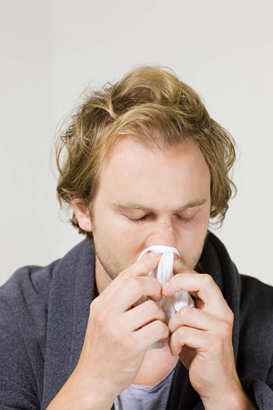 西方人,脸,头,脸颊,一个人,站,闭眼,竖图,室内,特写,白天,白色背景,正面,生活用品,欧洲,欧洲人,仅一个男性,仅一个人,擦,抚摸,服装,纸,休闲装,肩膀,仅一个年轻男性,一个,衣服,纸巾,日用品,站着,休闲,休闲服,擦拭,摄影,服饰,影棚,单个,卫生纸,感冒,伤风,生活用纸,揩擦,拭,男人,男性,年轻男性,白种人,头部,脸部,脸蛋,面部,闭眼睛,闭着眼,闭着眼睛,站立,半身,彩图,影棚拍摄,拍摄,轻抚