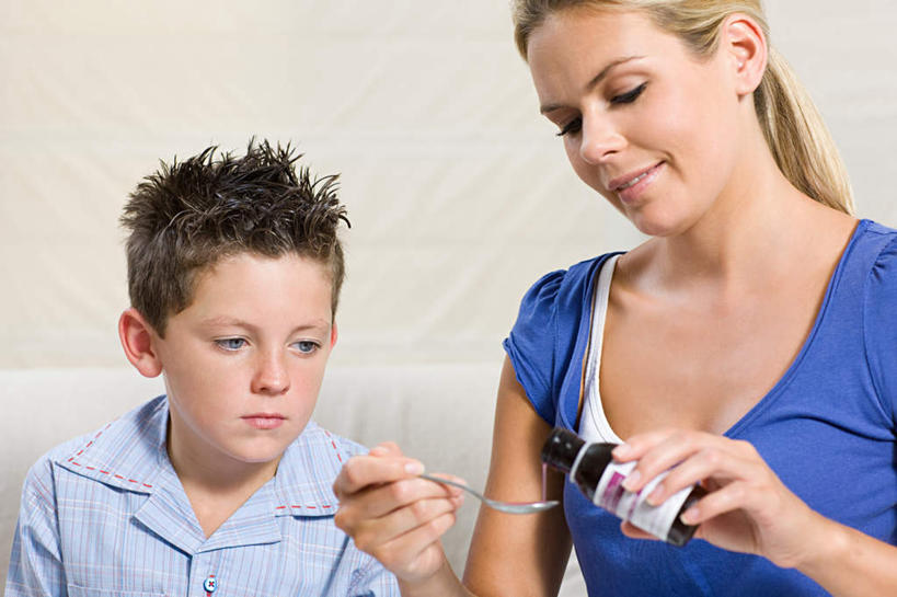 西方人,儿童,两个人,家庭,母亲,儿子,客厅,坐,笑,微笑,露齿笑,横图,室内,白天,正面,纯洁,安全,沙发,金属制品,欧洲,欧洲人,倒,握,睡衣,服装,金属,药剂,勺子,墙,防护,注视,休闲装,墙壁,墙面,一个,小孩,衣服,蓝色,白色,瓶子,塑料制品,药品,调羹,汤匙,观察,看,休闲,生病,温暖,温馨,母子,一家人,休闲服,塑料瓶,可爱,母爱,童年,童趣,治疗,握着,服饰,单个,观看,保护,药物,和睦,察看,医疗,起居室,关注,保险,预防,布艺沙发,童真,烂漫,无邪,寝衣,抱病,客堂,平安,天真,男孩,年轻女性,女人,女性,白种人,孩子,年轻人,坐着,半身,彩图,融洽,男生