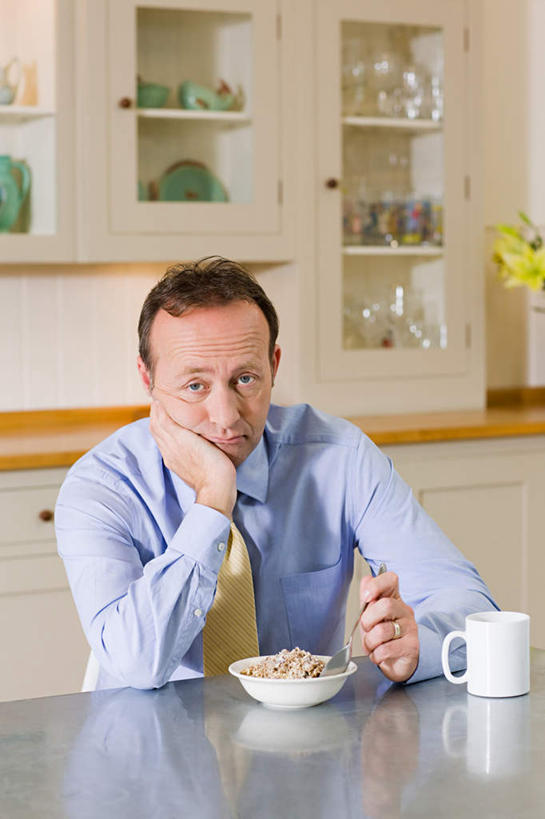 西方人,一个人,坐,竖图,室内,白天,正面,衬衫,早餐,餐桌,厨房,柜子,桌子,杯子,花瓶,欧洲,欧洲人,仅一个男性,仅一个人,仅一个中年男性,一堆,许多,撑,堆叠,堆积,盛开,瓷器,勺子,陶瓷,墙,谷物,食品,咖啡杯,领带,陶瓷制品,储物柜,花蕾,托腮,注视,美食,饮食,墙壁,墙面,玻璃制品,花,花瓣,花朵,鲜花,一个,白色,玻璃瓶,瓶子,容器,调羹,汤匙,碗,花苞,花蕊,观察,看,托,疲倦,思考,保健,单个,餐台,观看,储藏,堆,麦片,察看,疲劳,疲惫,储存,关注,托下巴,瓷杯,困乏,疲乏,思虑,委顿,疲困,疲顿,疲钝,倦怠,怠倦,储备,蕴藏,贮备,男人,男性,中年男性,白种人,坐着,半身,彩图,衬衣,灶间,贮存