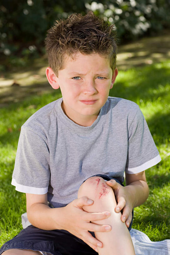 西方人,儿童,一个人,坐,摸,竖图,室外,白天,正面,纯洁,草地,草坪,植物,欧洲,欧洲人,仅一个男性,仅一个人,抚摸,阴影,服装,光线,影子,注视,休闲装,草,树,树木,小孩,衣服,绿色,灰色,阳光,自然,观察,看,仅一个小孩,休闲,疼痛,休闲服,血液,可爱,童年,童趣,服饰,生长,成长,观看,悲伤,察看,伤口,关注,痛苦,受伤,童真,烂漫,无邪,疾苦,苦楚,天真,男孩,男人,男性,白种人,孩子,触摸,接触,坐着,半身,彩图,男生