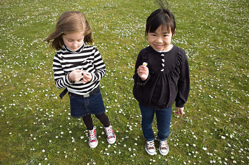 东方人,西方人,儿童,两个人,伙伴,朋友,站,笑,微笑,露齿笑,横图,俯视,室外,白天,快乐,友谊,幸福,纯洁,花海,花圃,植物,叶子,欧洲,欧洲人,亚洲,握,条纹,服装,盛开,玛格丽特,拿,花蕾,拿着,注视,休闲装,黄种人,雏菊,花,花瓣,花朵,花卉,鲜花,小孩,衣服,绿色,白色,黑色,花丛,花束,花田,花苞,花蕊,观察,看,站着,休闲,休闲服,菊花,活力,可爱,童年,童趣,握着,服饰,观看,希望,察看,坚强,关注,和平,童真,烂漫,无邪,离别,延命菊,幸福花,春菊,马兰头花,暗恋,纯情,单恋,天真,友情,女孩,女人,女性,白种人,亚洲人,站立,彩图,高角度拍摄,全身,愉快,女生