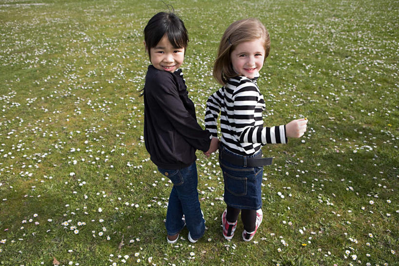 东方人,西方人,儿童,两个人,伙伴,朋友,站,握手,笑,微笑,露齿笑,横图,俯视,室外,白天,快乐,友谊,幸福,纯洁,花海,花圃,植物,叶子,欧洲,欧洲人,亚洲,握,条纹,服装,盛开,玛格丽特,拿,花蕾,拿着,扭头,注视,休闲装,黄种人,雏菊,花,花瓣,花朵,花卉,鲜花,小孩,衣服,绿色,白色,黑色,花丛,花束,花田,花苞,花蕊,观察,看,站着,转头,休闲,休闲服,菊花,活力,可爱,童年,童趣,握着,服饰,观看,希望,察看,坚强,关注,和平,童真,烂漫,无邪,离别,延命菊,幸福花,春菊,马兰头花,暗恋,纯情,单恋,天真,友情,女孩,女人,女性,白种人,亚洲人,搀手,拉手,手搀手,手拉手,手牵手,手握手,站立,彩图,高角度拍摄,全身,愉快,女生