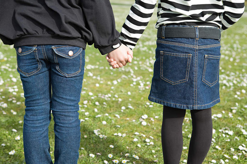 东方人,西方人,儿童,两个人,伙伴,朋友,站,握手,横图,室外,白天,快乐,友谊,幸福,纯洁,花海,花圃,植物,叶子,欧洲,欧洲人,亚洲,条纹,服装,裤子,盛开,玛格丽特,花蕾,牛仔裤,休闲装,黄种人,雏菊,花,花瓣,花朵,花卉,鲜花,小孩,背面,衣服,绿色,白色,黑色,花丛,花束,花田,花苞,花蕊,站着,休闲,休闲服,菊花,活力,可爱,童年,童趣,服饰,希望,坚强,和平,童真,烂漫,无邪,离别,延命菊,幸福花,春菊,马兰头花,暗恋,纯情,单恋,天真,友情,女孩,女人,女性,白种人,亚洲人,搀手,拉手,手搀手,手拉手,手牵手,手握手,站立,半身,彩图,愉快,女生