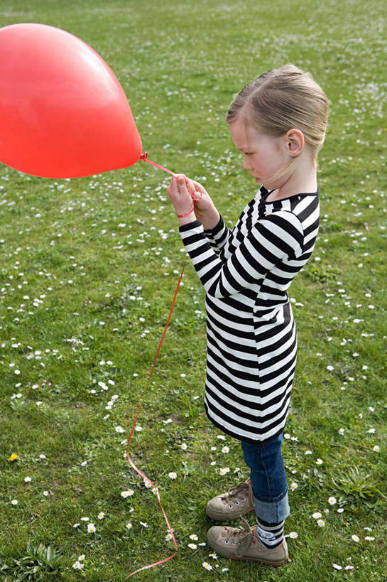 西方人,儿童,一个人,站,竖图,室外,白天,侧面,快乐,幸福,纯洁,花海,花圃,植物,叶子,欧洲,欧洲人,仅一个女性,仅一个人,握,条纹,服装,装饰,盛开,塑料,玛格丽特,拿,花蕾,拿着,注视,休闲装,雏菊,花,花瓣,花朵,花卉,鲜花,一个,小孩,衣服,红色,绿色,白色,气球,塑料制品,花丛,花束,花田,花苞,花蕊,观察,看,站着,仅一个小孩,休闲,休闲服,橡胶,菊花,活力,可爱,童年,童趣,握着,服饰,单个,观看,希望,华丽,修饰,点缀,察看,坚强,关注,和平,童真,橡胶制品,烂漫,无邪,离别,延命菊,幸福花,春菊,马兰头花,衬托,美观,雅致,雅观,暗恋,纯情,单恋,天真,女孩,女人,女性,白种人,孩子,站立,彩图,全身,愉快,女生