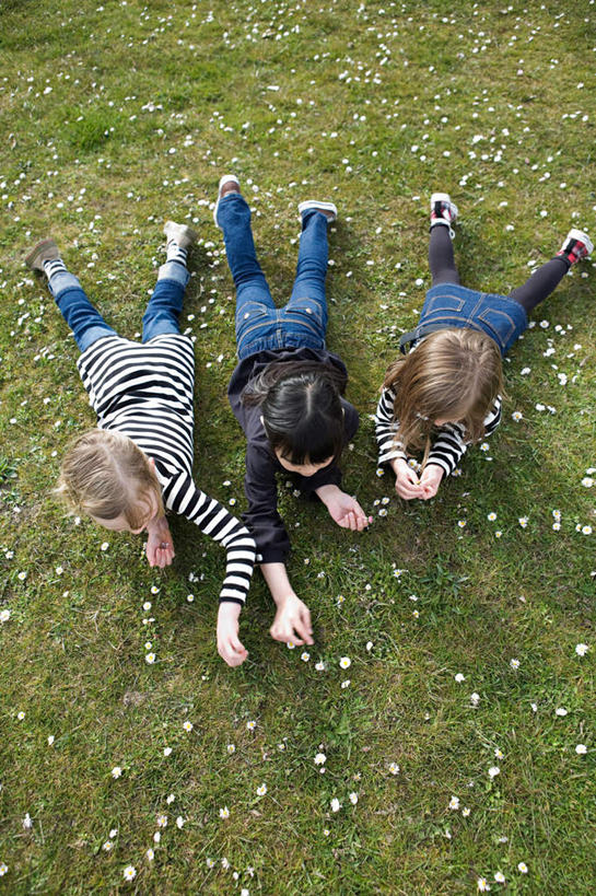 东方人,西方人,儿童,三个人,伙伴,朋友,笑,微笑,露齿笑,竖图,俯视,室外,白天,快乐,友谊,幸福,纯洁,花海,花圃,植物,叶子,欧洲,欧洲人,亚洲,撑,条纹,服装,裤子,盛开,玛格丽特,花蕾,注视,牛仔裤,休闲装,黄种人,雏菊,花,花瓣,花朵,花卉,鲜花,小孩,衣服,绿色,白色,黑色,花丛,花束,花田,花苞,花蕊,观察,看,趴着,休闲,休闲服,菊花,活力,可爱,童年,童趣,服饰,观看,希望,察看,撑着,坚强,关注,和平,童真,烂漫,无邪,离别,延命菊,幸福花,春菊,马兰头花,暗恋,纯情,单恋,天真,友情,女孩,女人,女性,白种人,亚洲人,趴,彩图,高角度拍摄,全身,愉快,女生