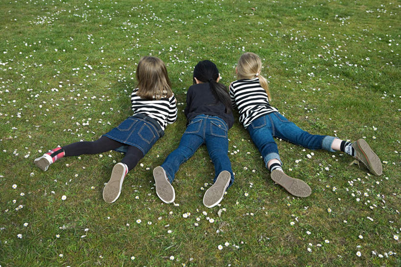 东方人,西方人,儿童,三个人,伙伴,朋友,笑,微笑,露齿笑,横图,俯视,室外,白天,快乐,友谊,幸福,纯洁,花海,花圃,植物,叶子,欧洲,欧洲人,亚洲,撑,条纹,服装,裤子,盛开,玛格丽特,花蕾,注视,牛仔裤,休闲装,黄种人,雏菊,花,花瓣,花朵,花卉,鲜花,小孩,衣服,绿色,白色,黑色,花丛,花束,花田,花苞,花蕊,观察,看,趴着,休闲,休闲服,菊花,活力,可爱,童年,童趣,服饰,观看,希望,察看,撑着,坚强,关注,和平,童真,烂漫,无邪,离别,延命菊,幸福花,春菊,马兰头花,暗恋,纯情,单恋,天真,友情,女孩,女人,女性,白种人,亚洲人,趴,彩图,高角度拍摄,全身,愉快,女生