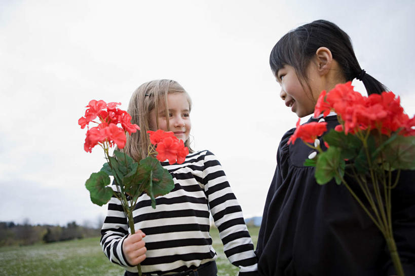 东方人,西方人,儿童,两个人,伙伴,朋友,站,笑,微笑,露齿笑,横图,室外,白天,正面,友谊,纯洁,草地,草坪,植物,叶子,欧洲,欧洲人,亚洲,握,条纹,服装,盛开,云,云朵,绿叶,拿,花蕾,云彩,拿着,注视,休闲装,黄种人,草,花,花瓣,花朵,鲜花,小孩,衣服,红色,蓝色,绿色,黑色,白云,蓝天,天空,天,花苞,花蕊,观察,看,站着,休闲,休闲服,嫩叶,可爱,童年,童趣,握着,服饰,晴朗,观看,察看,关注,童真,烂漫,无邪,天真,友情,女孩,女人,女性,白种人,亚洲人,叶,叶片,晴空,站立,半身,彩图,女生