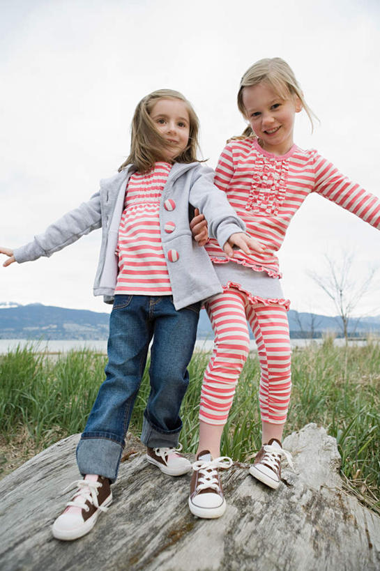 西方人,儿童,两个人,伙伴,朋友,站,伸展双臂,竖图,室外,白天,正面,友谊,纯洁,草地,草坪,湖,湖泊,石头,山,山脉,水,植物,欧洲,欧洲人,服装,石子,湖面,山峰,水流,水面,山峦,注视,休闲装,草,小孩,衣服,绿色,湖水,群山,观察,看,站着,休闲,休闲服,可爱,童年,童趣,服饰,观看,察看,关注,童真,烂漫,无邪,天真,友情,女孩,女人,女性,白种人,石块,岩石,敞开双臂,伸开双臂,展开双肩,站立,张开手臂,张开双臂,半身,彩图,女生