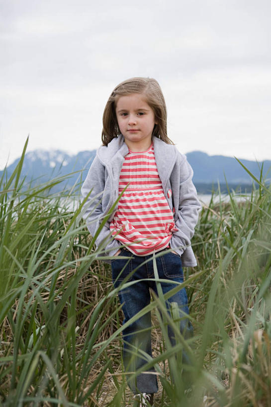 西方人,儿童,一个人,站,竖图,室外,白天,正面,纯洁,草地,草坪,湖,湖泊,石头,山,山脉,水,植物,欧洲,欧洲人,仅一个女性,仅一个人,服装,石子,湖面,山峰,水流,水面,山峦,注视,休闲装,草,小孩,衣服,绿色,湖水,群山,观察,看,站着,仅一个小孩,休闲,休闲服,可爱,童年,童趣,服饰,观看,察看,双手插袋,关注,手插袋,童真,烂漫,无邪,双手抄兜,双手放兜,天真,女孩,女人,女性,白种人,孩子,石块,岩石,插兜,两手抄兜,两手放兜,手插兜,手放口袋,站立,半身,彩图,女生,手抄兜