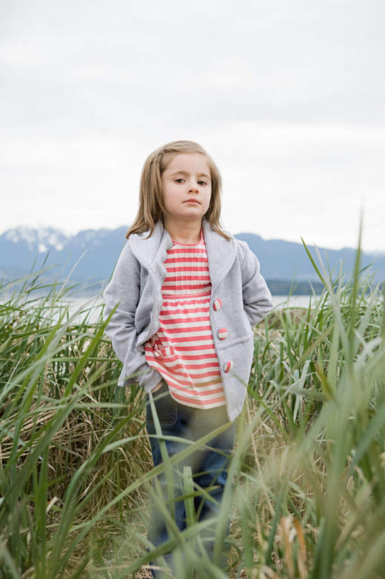 西方人,儿童,一个人,站,竖图,室外,白天,正面,纯洁,草地,草坪,湖,湖泊,石头,山,山脉,水,植物,欧洲,欧洲人,仅一个女性,仅一个人,服装,石子,湖面,山峰,水流,水面,山峦,注视,休闲装,草,小孩,衣服,绿色,湖水,群山,观察,看,站着,仅一个小孩,休闲,休闲服,可爱,童年,童趣,服饰,观看,察看,双手插袋,关注,手插袋,童真,烂漫,无邪,双手抄兜,双手放兜,天真,女孩,女人,女性,白种人,孩子,石块,岩石,插兜,两手抄兜,两手放兜,手插兜,手放口袋,站立,半身,彩图,女生,手抄兜