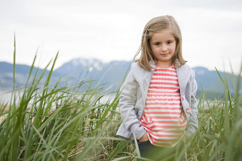 西方人,儿童,一个人,站,横图,室外,白天,正面,纯洁,草地,草坪,湖,湖泊,石头,山,山脉,水,植物,欧洲,欧洲人,仅一个女性,仅一个人,服装,石子,湖面,山峰,水流,水面,山峦,注视,休闲装,草,小孩,衣服,绿色,湖水,群山,观察,看,站着,仅一个小孩,休闲,休闲服,可爱,童年,童趣,服饰,观看,察看,双手插袋,关注,手插袋,童真,烂漫,无邪,双手抄兜,双手放兜,天真,女孩,女人,女性,白种人,孩子,石块,岩石,插兜,两手抄兜,两手放兜,手插兜,手放口袋,站立,半身,彩图,女生,手抄兜