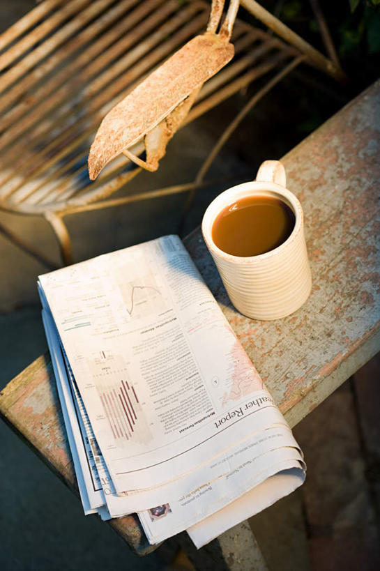 咖啡,无人,竖图,俯视,室外,特写,白天,阅读,幸福,桌面,桌子,报纸,杯子,椅子,学习,阴影,光线,木制,瓷器,影子,木椅,咖啡杯,陶瓷制品,一杯,娱乐,饮料,阳光,木制品,看,享受,休闲,温馨,放松,乐趣,浏览,提神,舒适,瓷杯,醒脑,软饮料,彩图,高角度拍摄