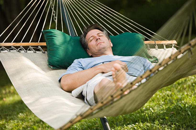 西方人,一个人,躺,闭眼,睡,横图,室外,白天,正面,草地,草坪,植物,床,吊床,靠垫,欧洲,欧洲人,仅一个男性,仅一个人,仅一个中年男性,吊挂,悬挂,阴影,服装,光线,影子,靠枕,挂,休闲装,草,衣服,绿色,阳光,垫子,枕头,享受,休闲,休闲服,服饰,安逸,安适,清闲,卧着,男人,男性,中年男性,白种人,闭眼睛,闭着眼,闭着眼睛,困,困觉,寝息,睡觉,躺着,卧,半身,彩图