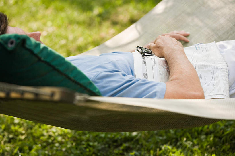 西方人,一个人,躺,闭眼,睡,横图,室外,白天,正面,草地,草坪,植物,床,吊床,靠垫,欧洲,欧洲人,仅一个男性,仅一个人,仅一个中年男性,吊挂,悬挂,阴影,服装,光线,影子,靠枕,挂,休闲装,草,衣服,绿色,阳光,垫子,枕头,享受,休闲,休闲服,服饰,安逸,安适,清闲,卧着,男人,男性,中年男性,白种人,闭眼睛,闭着眼,闭着眼睛,困,困觉,寝息,睡觉,躺着,卧,半身,彩图