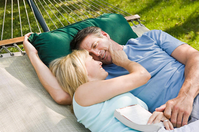 西方人,中年人,两个人,家庭,夫妻,躺,笑,摸,微笑,露齿笑,横图,俯视,室外,白天,爱情,草地,草坪,植物,床,吊床,靠垫,欧洲,欧洲人,吊挂,抚摸,悬挂,阴影,服装,光线,影子,靠枕,浪漫,挂,注视,休闲装,草,衣服,绿色,阳光,垫子,枕头,观察,看,享受,休闲,温暖,温馨,一家人,休闲服,恩爱,恋人,服饰,观看,和睦,察看,安逸,关注,安适,清闲,卧着,男人,男性,女人,女性,中年男性,中年女性,白种人,夫妇,情侣,触摸,接触,躺着,卧,半身,彩图,高角度拍摄,伴侣,融洽