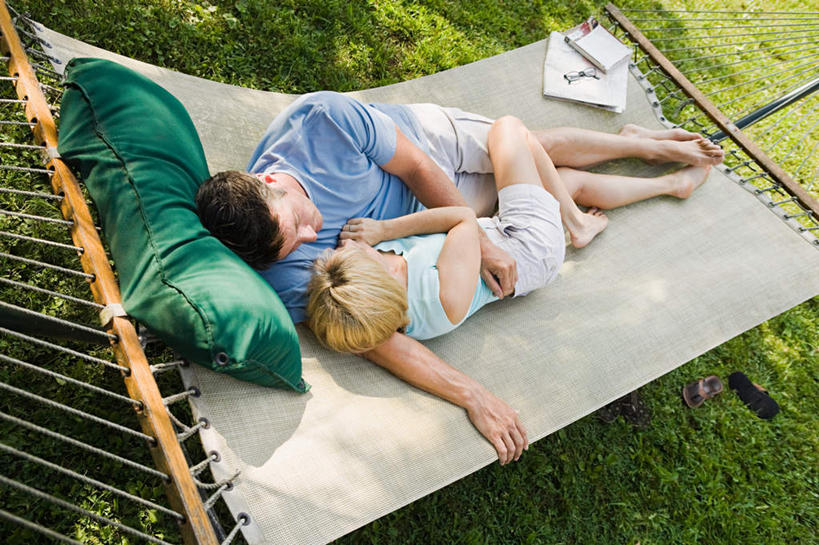 西方人,中年人,两个人,家庭,夫妻,躺,闭眼,抱,睡,横图,俯视,室外,白天,爱情,床,吊床,靠垫,欧洲,欧洲人,吊挂,悬挂,阴影,服装,光线,影子,靠枕,浪漫,挂,休闲装,衣服,阳光,垫子,枕头,享受,休闲,温暖,温馨,一家人,休闲服,恩爱,恋人,服饰,抱着,和睦,搂着,安逸,安适,清闲,卧着,男人,男性,女人,女性,中年男性,中年女性,白种人,夫妇,情侣,闭眼睛,闭着眼,闭着眼睛,怀抱,困,困觉,搂,搂抱,寝息,睡觉,躺着,卧,相抱,拥抱,彩图,高角度拍摄,全身,伴侣,融洽