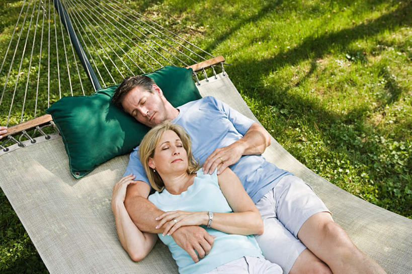 西方人,中年人,两个人,家庭,夫妻,躺,闭眼,抱,睡,横图,俯视,室外,白天,爱情,床,吊床,靠垫,欧洲,欧洲人,吊挂,悬挂,阴影,服装,光线,影子,靠枕,浪漫,挂,休闲装,衣服,阳光,垫子,枕头,享受,休闲,温暖,温馨,一家人,休闲服,恩爱,恋人,服饰,抱着,和睦,搂着,安逸,安适,清闲,卧着,男人,男性,女人,女性,中年男性,中年女性,白种人,夫妇,情侣,闭眼睛,闭着眼,闭着眼睛,怀抱,困,困觉,搂,搂抱,寝息,睡觉,躺着,卧,相抱,拥抱,半身,彩图,高角度拍摄,伴侣,融洽