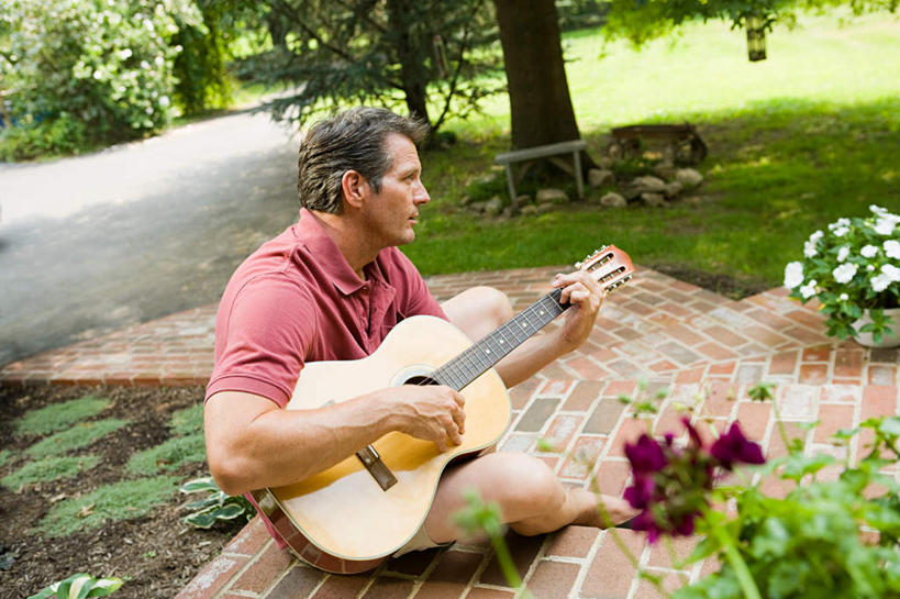 西方人,一个人,坐,横图,室外,白天,侧面,草地,草坪,植物,欧洲,欧洲人,仅一个男性,仅一个人,仅一个中年男性,一把,握,阴影,服装,盛开,光线,影子,吉他,乐器,弦乐器,弹奏,拿,花蕾,拿着,注视,休闲装,草,花,花瓣,花朵,鲜花,树,树木,衣服,红色,绿色,阳光,自然,花苞,花蕊,观察,看,休闲,休闲服,握着,服饰,生长,成长,观看,察看,关注,弹拨弦鸣乐器,男人,男性,中年男性,白种人,坐着,彩图,全身,弹拨弦乐器