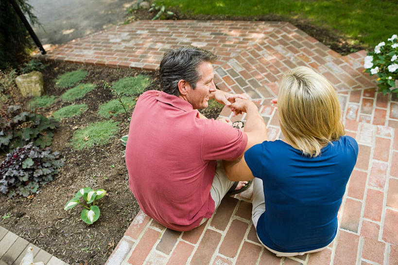 西方人,中年人,两个人,家庭,夫妻,坐,横图,俯视,室外,白天,爱情,草地,草坪,植物,道路,路,欧洲,欧洲人,服装,盛开,小路,交通,浪漫,花蕾,注视,休闲装,草,花,花瓣,花朵,鲜花,树,树木,衣服,红色,蓝色,绿色,自然,花苞,花蕊,观察,看,休闲,温暖,温馨,一家人,休闲服,恩爱,恋人,服饰,生长,成长,观看,和睦,察看,关注,男人,男性,女人,女性,中年男性,中年女性,白种人,夫妇,情侣,坐着,彩图,高角度拍摄,全身,伴侣,融洽