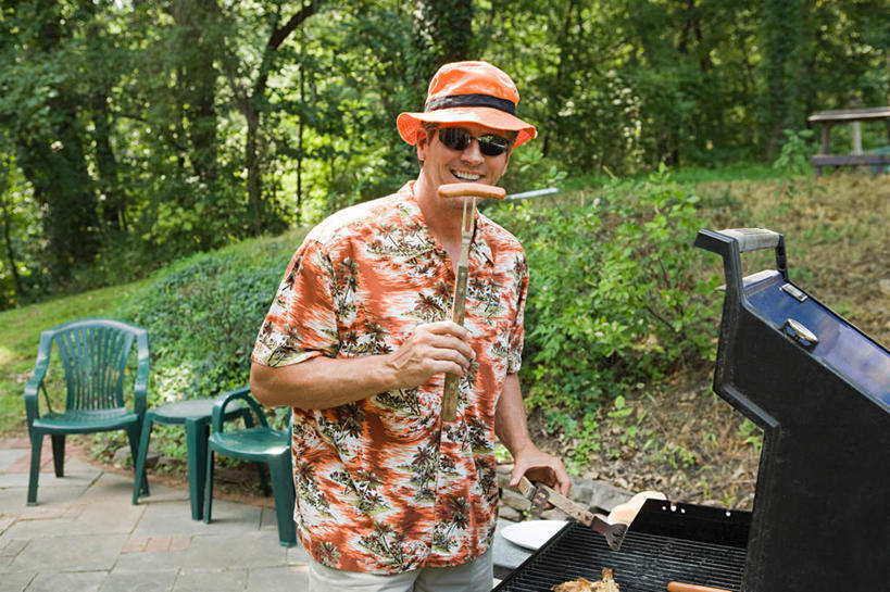 西方人,一个人,站,笑,微笑,露齿笑,横图,室外,白天,正面,衬衫,烧烤,草地,草坪,植物,桌面,桌子,帽子,椅子,欧洲,欧洲人,仅一个男性,仅一个人,仅一个中年男性,握,服装,木制,草帽,墨镜,眼镜,香肠,烤架,腊肠,烤肉,拿,拿着,注视,休闲装,草,树,树木,衣服,绿色,自然,木制品,太阳镜,太阳眼镜,观察,看,站着,休闲,休闲服,遮阳镜,铁架,握着,服饰,生长,成长,观看,察看,关注,男人,男性,中年男性,白种人,站立,半身,彩图,衬衣