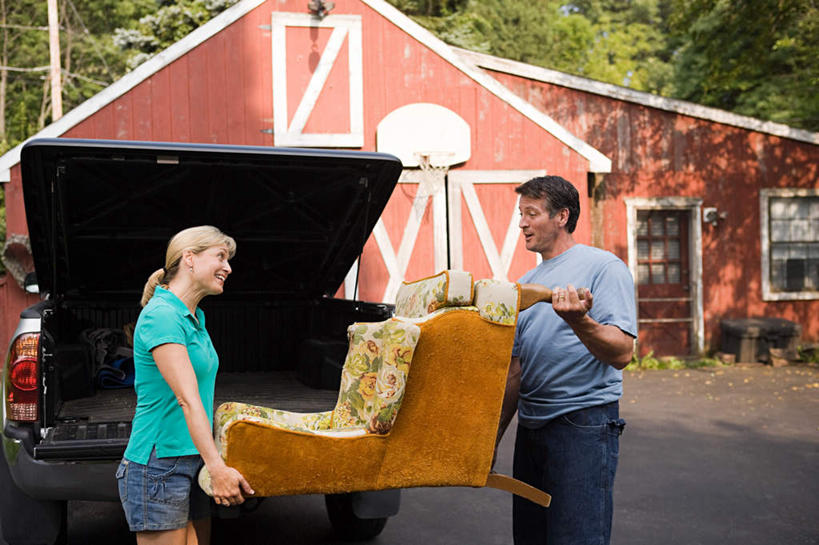 西方人,中年人,两个人,家庭,夫妻,家,站,笑,微笑,露齿笑,横图,室外,白天,侧面,爱情,植物,沙发,汽车,欧洲,欧洲人,一辆,握,阴影,服装,光线,影子,房屋,屋子,公寓,浪漫,拿,拿着,注视,休闲装,洋房,楼房,住宅,车,树,树木,衣服,绿色,阳光,自然,交通工具,轿车,观察,看,站着,休闲,温暖,温馨,一家人,休闲服,恩爱,握着,恋人,服饰,生长,成长,观看,搬家,和睦,察看,迁移,关注,载具,布艺沙发,迁居,乔迁,搬迁,男人,男性,女人,女性,中年男性,中年女性,白种人,夫妇,情侣,站立,半身,彩图,房子,伴侣,融洽